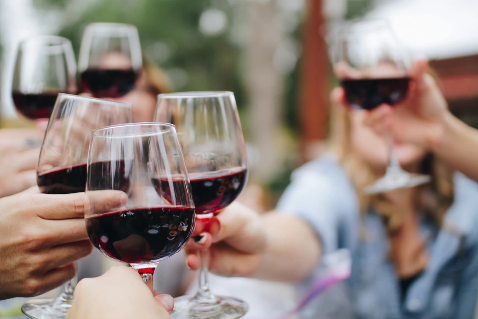Cocktail nhiệt đới thưởng thức bên bãi cát